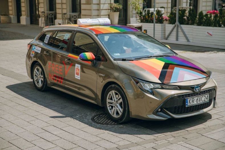 Tęczowe taksówki w polskich miastach. "Nie wsiądę"