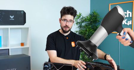Jak zamontować kartę graficzną? Producent podpowiada użycie... suszarki do włosów