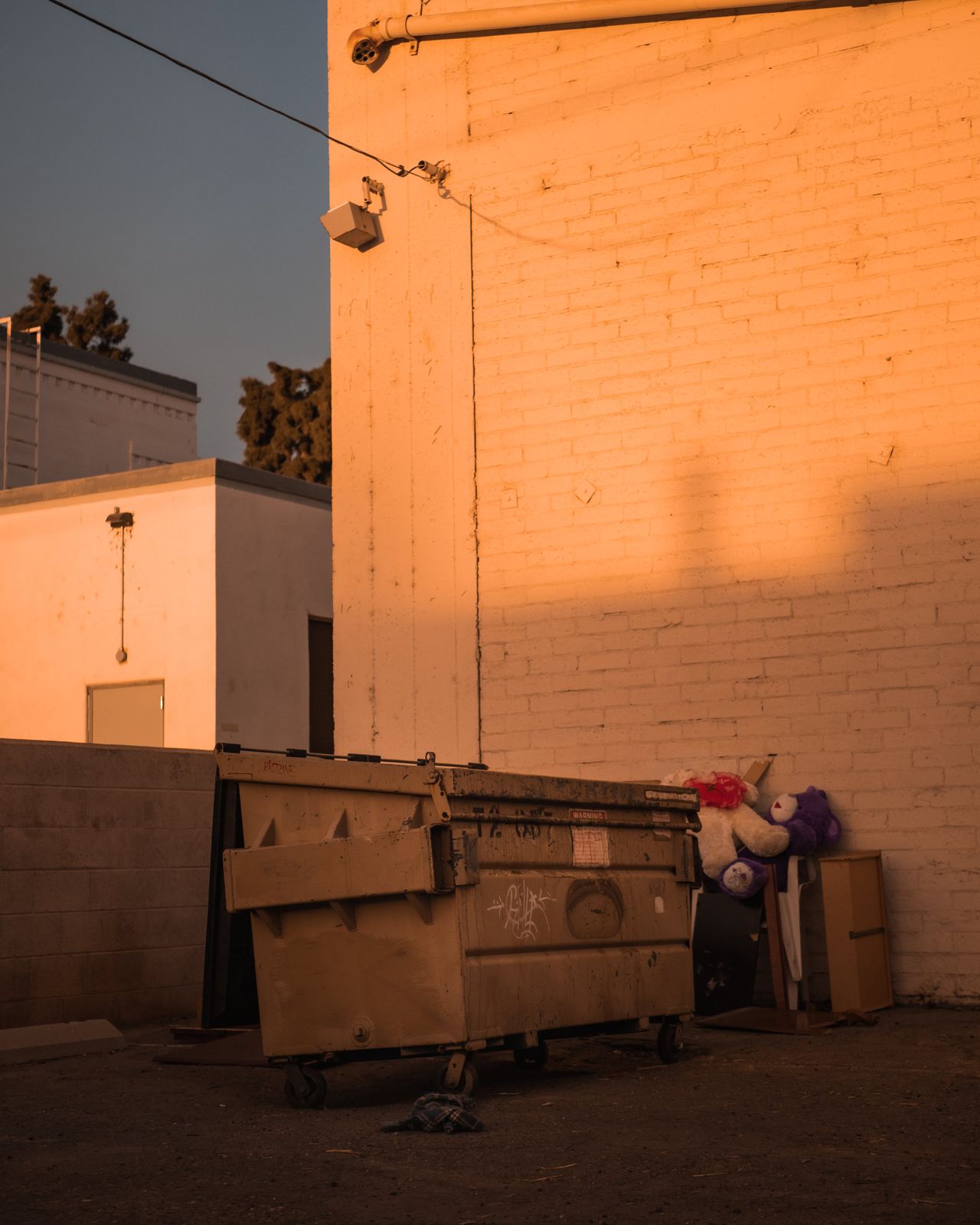 Shocking discovery: Abandoned baby girl found behind dumpsters in Mississippi