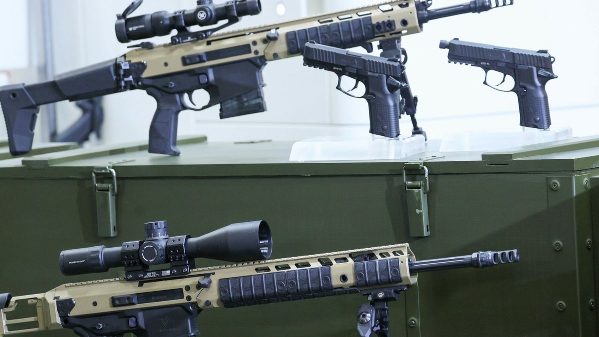 Wizyta w Fabryce Broni ?ucznikFot. Wojciech Olkusnik/East News, Radom, 17.03.2023. Wizyta prezydenta Andrzeja Dudy w radomskiej Fabryce Broni Lucznik. Produkcj? uzbrojenia, w tym karabinkow MSBS GROT.Wojciech Olkusnik