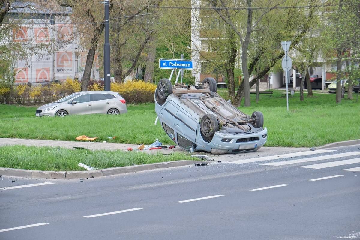 toyota dachowała na rondzi Mohyły