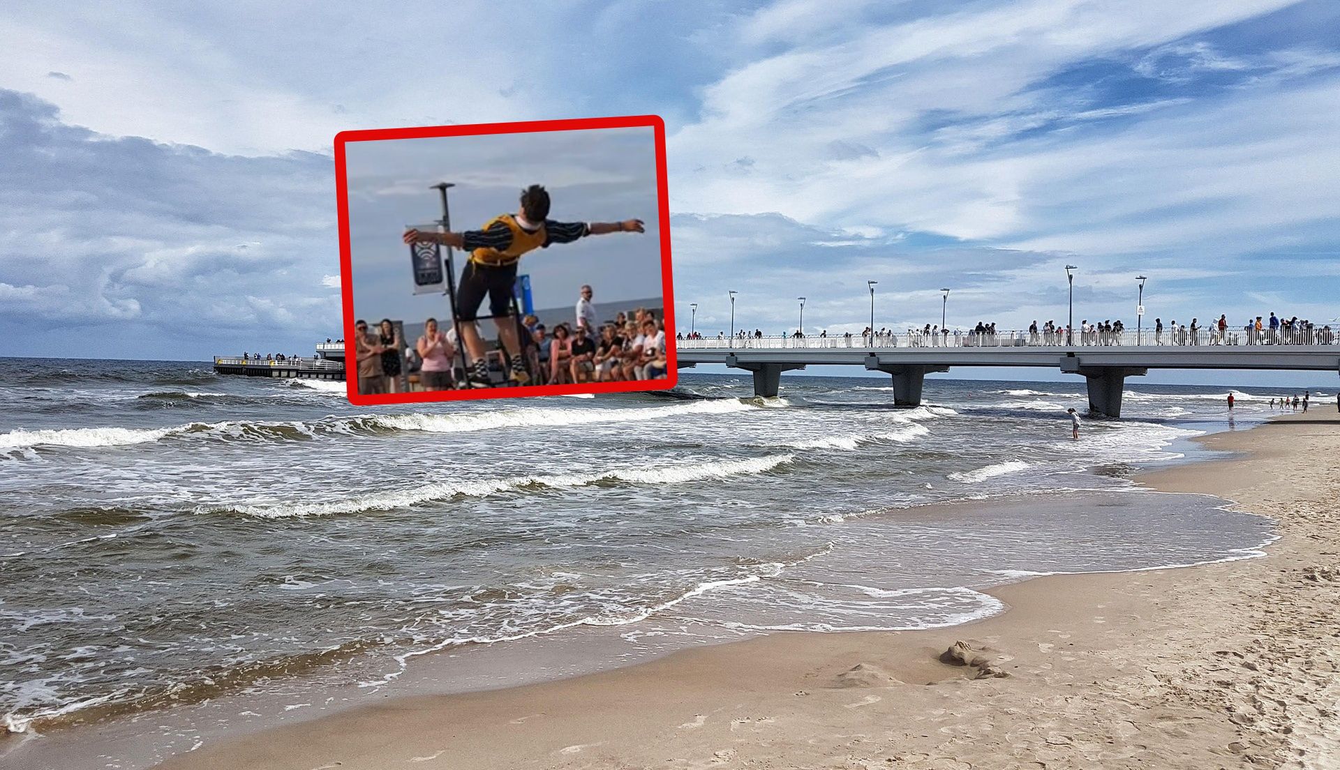 Występ mężczyzny z drabiną w Kołobrzegu.
