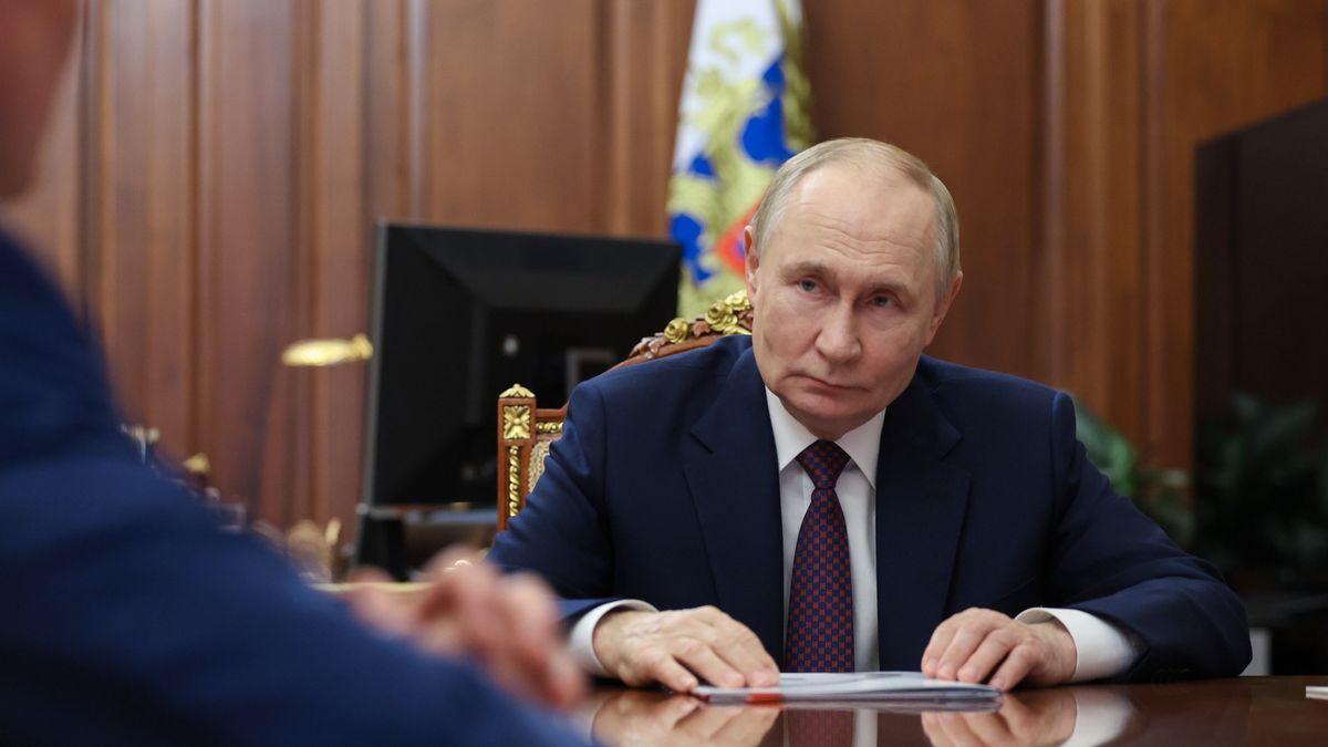 Russian President Vladimir Putin (R) meets with Sberbank CEO and Chairman of the Executive Board Herman Gref at the Kremlin in Moscow, Russia, 10 November 2025. EPA/GAVRIIL GRIGOROV/SPUTNIK/KREMLIN / POOL MANDATORY CREDIT Dostawca: PAP/EPA.