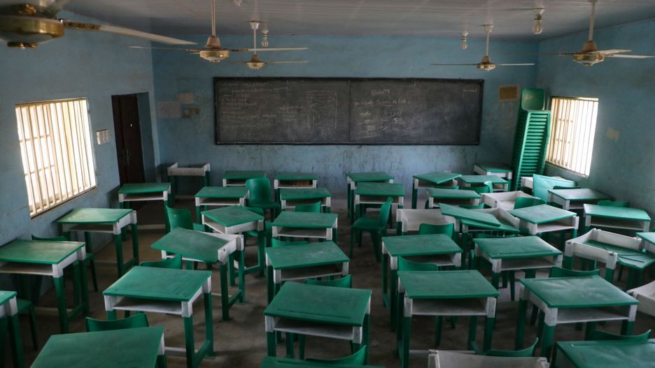 Porwanie 300 uczennic w NigeriiTOPSHOT This photograph shows a deserted classroom at the Government Girls Secondary School, the day after the abduction of over 300 schoolgirls by gunmen in Jangebe, a village in Zamfara State, northwest of Nigeria on February 27, 2021. - More than 300 schoolgirls were snatched from dormitories by gunmen in the middle of the night in northwestern Zamfara state on February 26, in the third known mass kidnapping of students since December. (Photo by Kola Sulaimon / AFP)KOLA SULAIMON