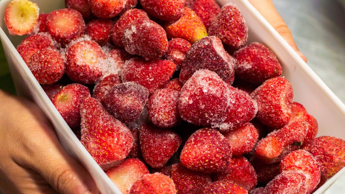 Nadwyżkę truskawek warto zamrozić, aby cieszyć się nimi później