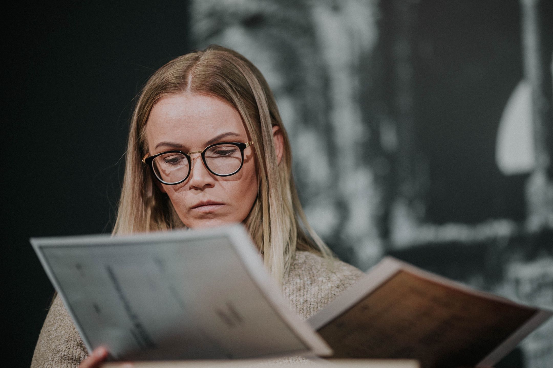 Katarzyna Konieczna z pamiątkami po swojej prababci Leokadii Rożniewskiej