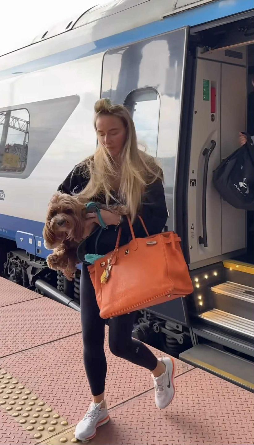 Wyposażona w drogocenną torbę Joanna Przetakiewicz podróżuje PKP