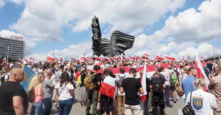 Antyszczepionkowcy manifestują w Katowicach. Tysiące osób na Śląskim Marszu Wolności