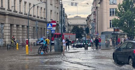 Awaria w Krakowie. Zalane ulice, służby w akcji