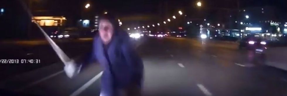 Czyste szaleństwo! Rosyjska babcia przechodzi przez ruchliwą ulicę
