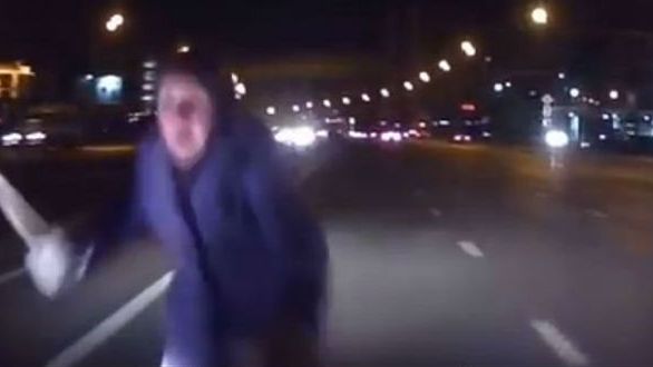 Czyste szaleństwo! Rosyjska babcia przechodzi przez ruchliwą ulicę 1