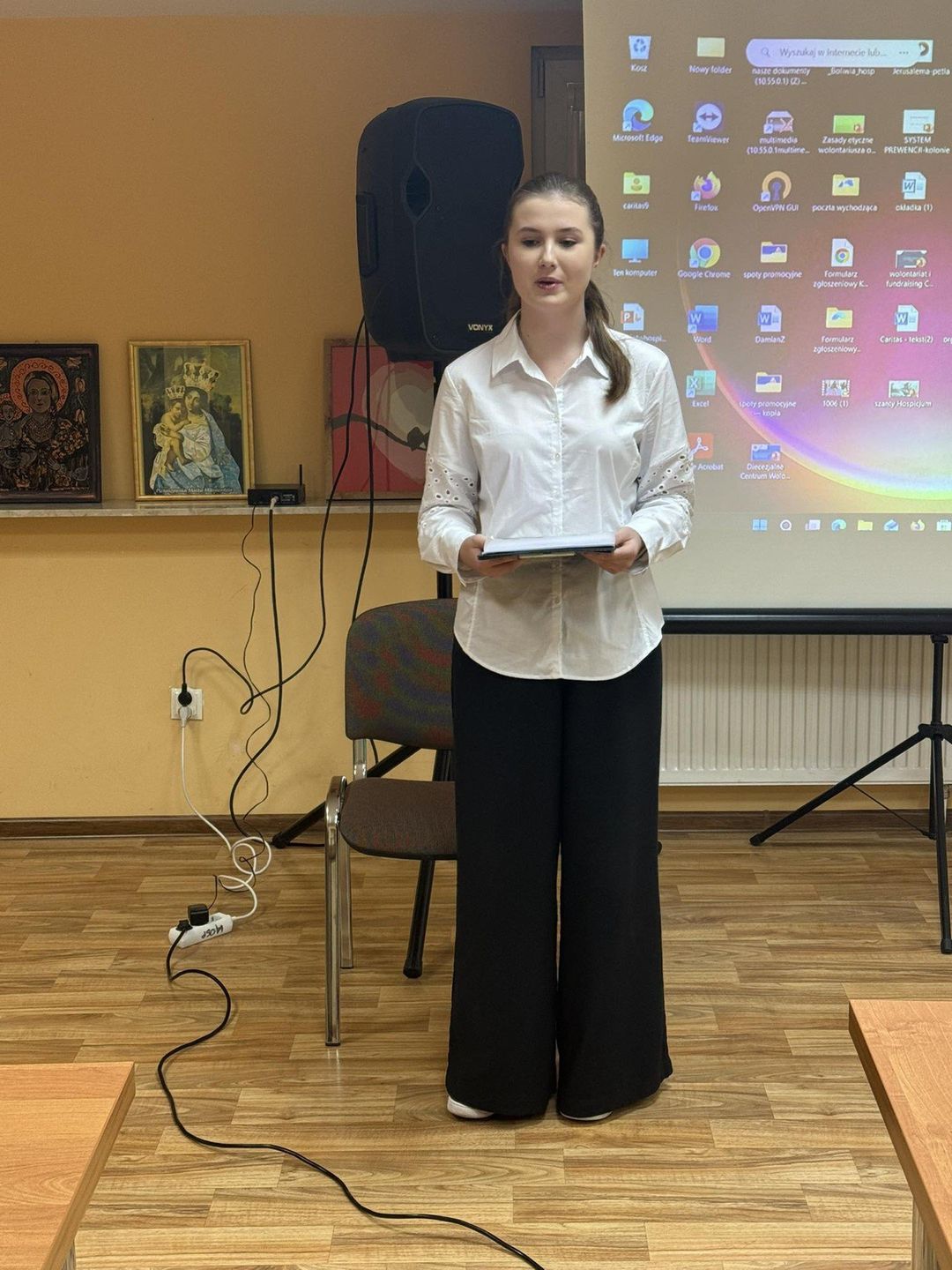 Lena Wleciał, uczennica pińczowskiego &#34;Kołłątaja&#34; podczas wizyty w hospicjum w Kielcach. 