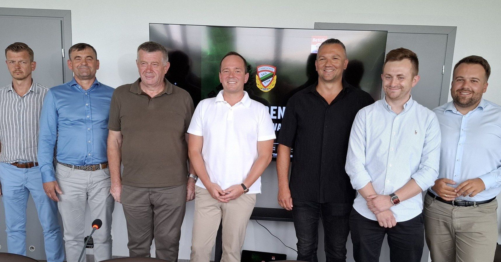 Klub piłkarski Star Starachowice pozyskał nowych sponsorów. Na zdjęciu, od lewej: Adrian Cieśla (PRD Starachowice), Andrzej Perchel (Drewex), prezes Staru Mirosław Świrta, Michał Ulikowski (Marbo Starachowice), Paweł Pater (Star San Duo), Karol Pituch (Picars) i prezydent Starachowic Marek Materek.