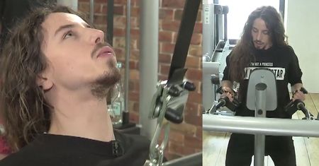 Szpak zaprosił kamerę TVN na siłownię. "Nie latam w sukienkach i mam prawdziwe włosy!"