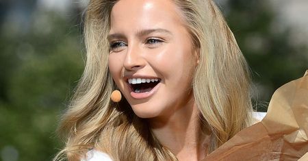 Karolina Pisarek w skąpym bikini pozuje na plaży. Żyje swoim najlepszym życiem