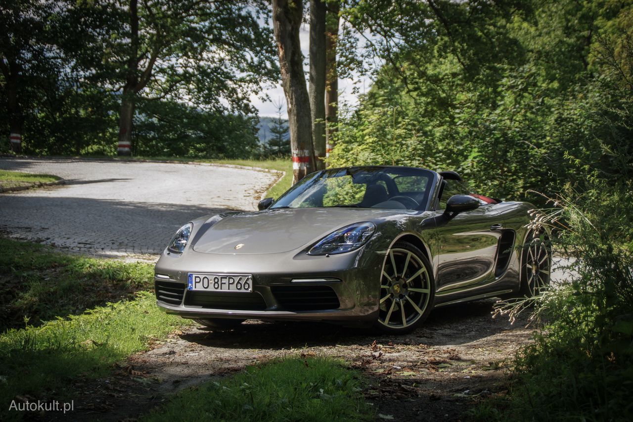 Porsche 718 Boxster na zakrętach w okolicy pomnika Mariana Bublewicza i Janusza Kuliga