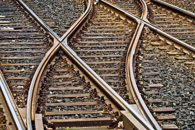 TIR zderzył się z pociągiem. Tragiczna śmierć mężczyzny