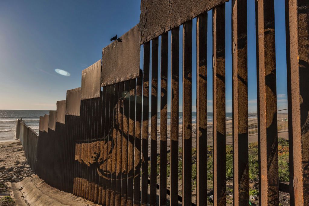 Donald Trump chce przeznaczyć dwa miliardy dolarów na mur przy granicy z Meksykiem.