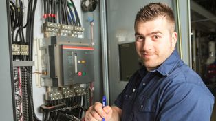 Dzień Elektryka 2026. Najlepsze memy, czyli elektryka prąd nie tyka