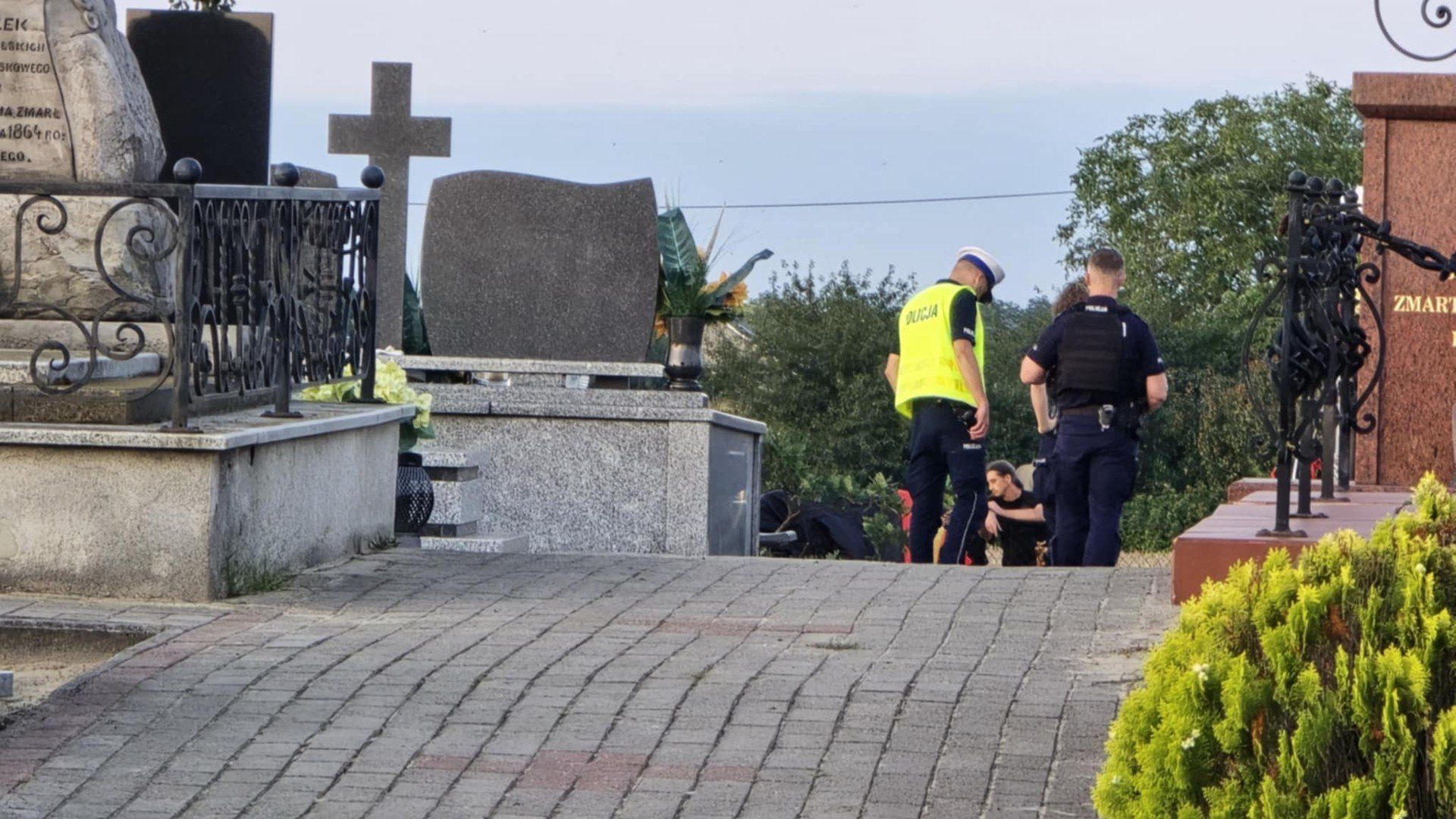 Motoparalotniarz spadł na cmentarz w Sędzinie