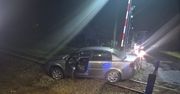 Niebezpieczny incydent na torowisku w Gostyninie. 29-latek wjechał autem na tory – interweniowała policja i PKP