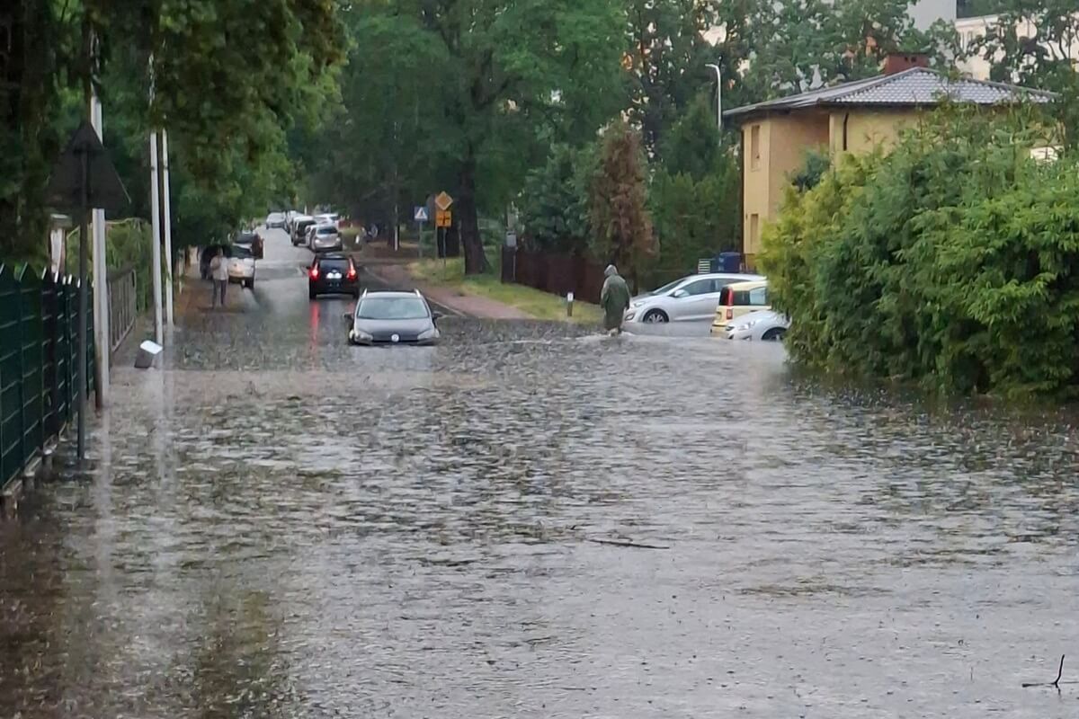 Nawałnica uderzyła w Puławy. Zalane ulice, połamane drzewa i kolejne rozwijające się burze nad Lubelszczyzną