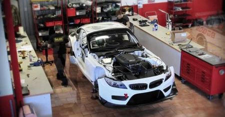 Zrób to sam... w 600 godzin | BMW Z4 GT3 [wideo]