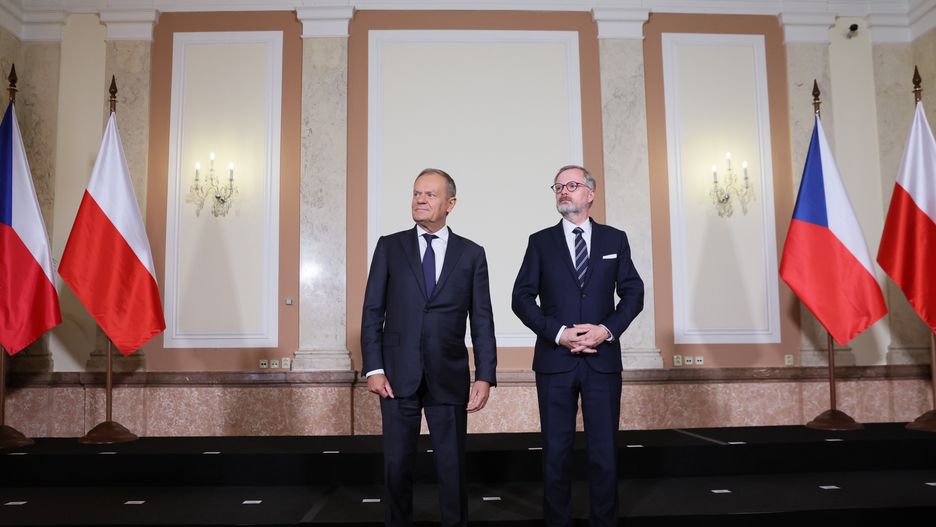 Praga, Czechy, 09.10.2024. Premier Donald Tusk (L) i premier Czech Petr Fiala (P) podczas otwarcia IX polsko-czeskich konsultacji międzyrządowych w Kancelarii Premiera w Pradze, 9 bm. (ad) PAP/Leszek Szymański