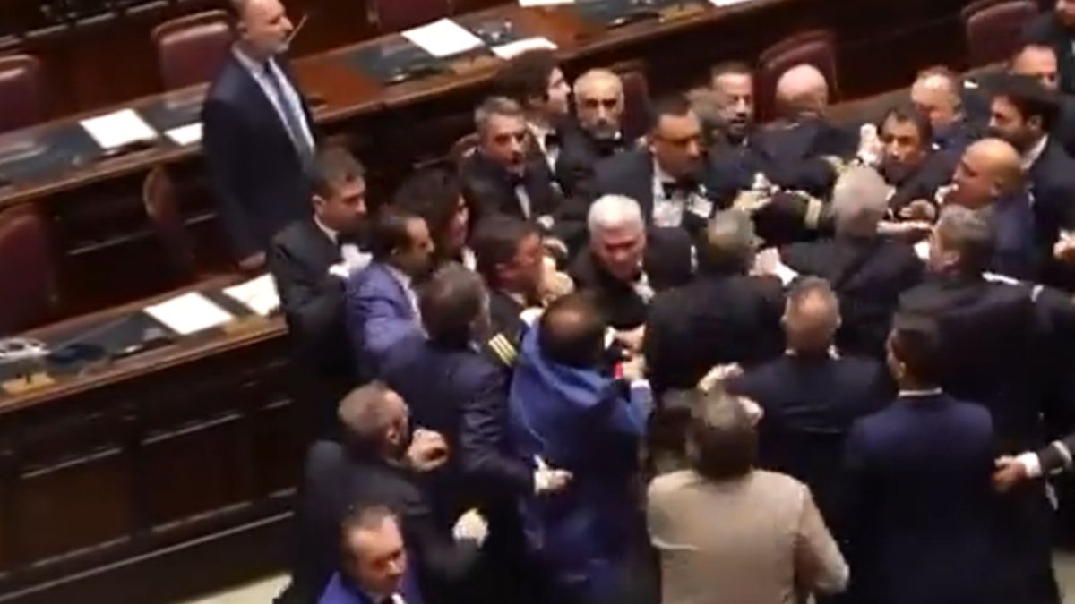 Bójka we włoskiej Izbie Deputowanych. Trwa analiza nagrań