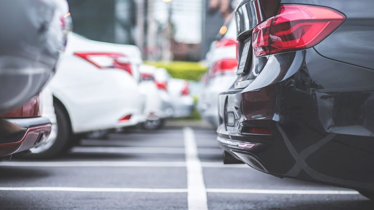 samochody zaparkowane na parkingu