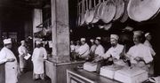 Od starożytnego fast foodu do wytwornych nowożytnych lokali. Skąd się wzięły restauracje?