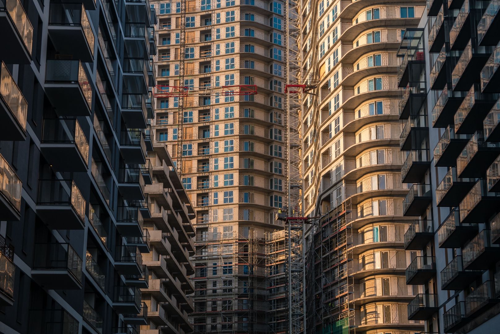 Problemu mieszkań nikt "nie traktował poważnie". Teraz mamy "powtórkę z rozrywki". Na zdjęciu budowa tzw. "warszawskiego Hongkongu"