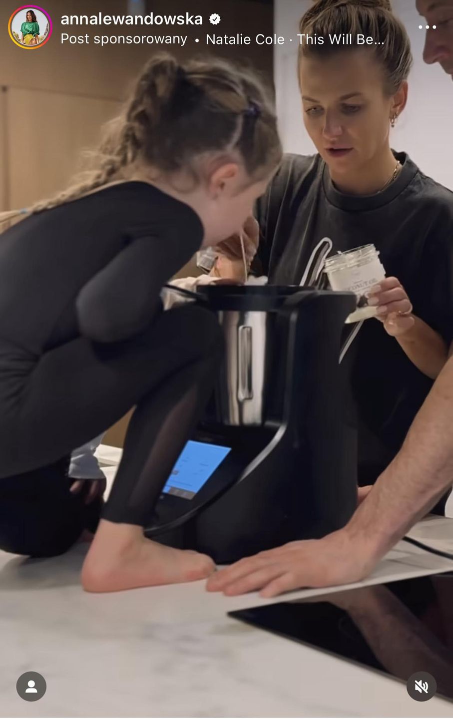 Lewandowscy pieką ciasteczka z Klarą i Laurą