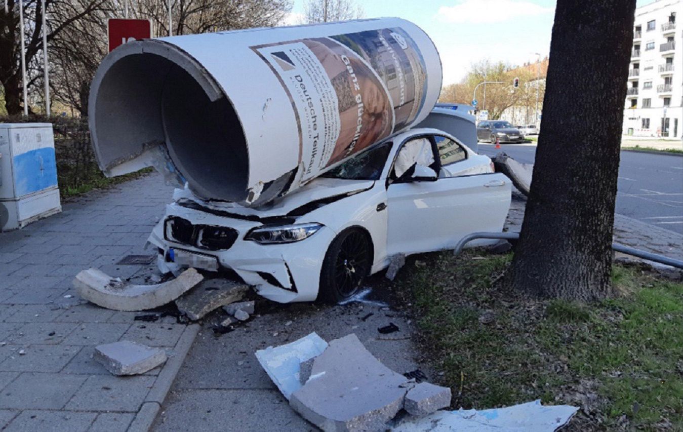 W Niedzielę Wielkanocną kierowca luksusowego BMW M2 stracił panowanie nad autem i z impetem uderzył w słup reklamowy.