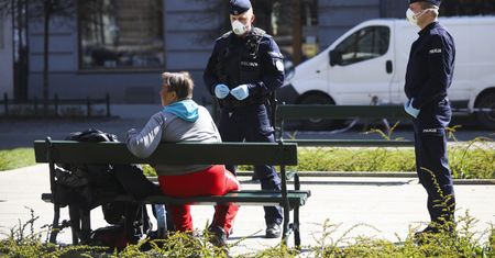 10 tys. złotych kary za przebywanie zbyt blisko innych
