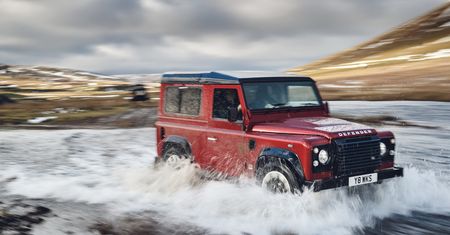 Land Rover Defender ma się świetnie. Producent sprzedaje fabrycznie nowe egzemplarze