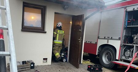 Pożar sadzy w kominie w Pryszczowej Górze. Szybka reakcja strażaków zapobiegła tragedii