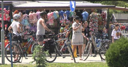 Hit na straganach w Gąskach. Mają na sobie bikini