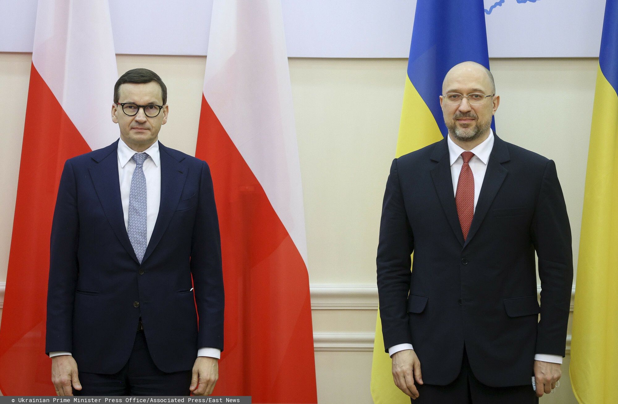 Mateusz Morawiecki na UkrainieIn this photo provided by Ukrainian Prime Minister Press Office, Ukraine's Prime Minister Denis Shmygal, right, and Poland's Prime Minister Mateusz Morawiecki pose for media before their meeting in Kyiv, Ukraine, Tuesday, Feb. 1, 2022. (Ukrainian Prime Minister Press Office via AP)Ukrainian Prime Minister Press Office
