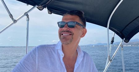 Krzysztof Ibisz udał się w podróż poślubną. Wyjaśnia, dlaczego na zdjęciach nie ma żony