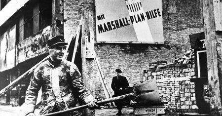 Jak Polska odrzuciła plan Marshalla? Kulisy decyzji Cyrankiewicza