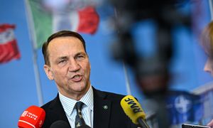 "To Europa płaci za tę wojnę, USA nie płacą już prawie nic". Sikorski w Brukseli