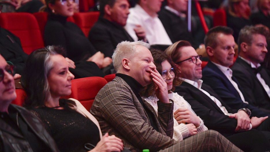 Zajrzyjcie do naszej galerii i zobaczcie, jak dziś wygląda Matylda Stuhr, córka Macieja Stuhra &gt;&gt;&gt;Na zdjęciu Maciej Stuhr z córką na premierze filmu &#34;Fuks 2&#34;. Rok 2024.