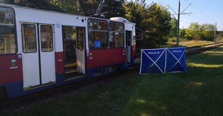 Mężczyzna zginął, ciągnięty przez tramwaj. Motorniczy go nie zauważył