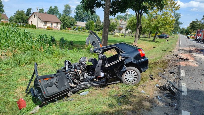 Czołowe zderzenie audi z ciężarówką