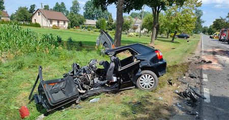 Czołowe zderzenie audi z ciężarówką. Kierowca zmarł w szpitalu