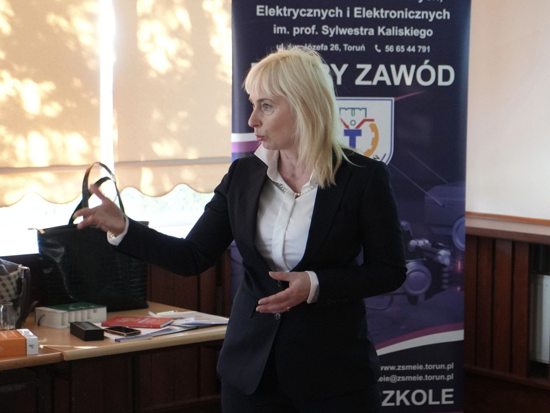 Tak wyglądała ubiegłoroczna edycja akcji &#34;Adwokaci rozjaśniają prawo&#34;- na zdjęciach zajęcia w Zespole Szkół Mechanicznych, Elektrycznych i Elektronicznych przy ul. św. Józefa w Toruniu. Prowadziła je adwokat Edyta Bocianiak z Torunia, koordynatorka akcji. W tym roku - w wielu szkołach, przez cały październik, adwokaci będą objaśniać nastolatkom, czym jest hejt i jak na niego reagować, będąc świadkiem lub ofiarą.