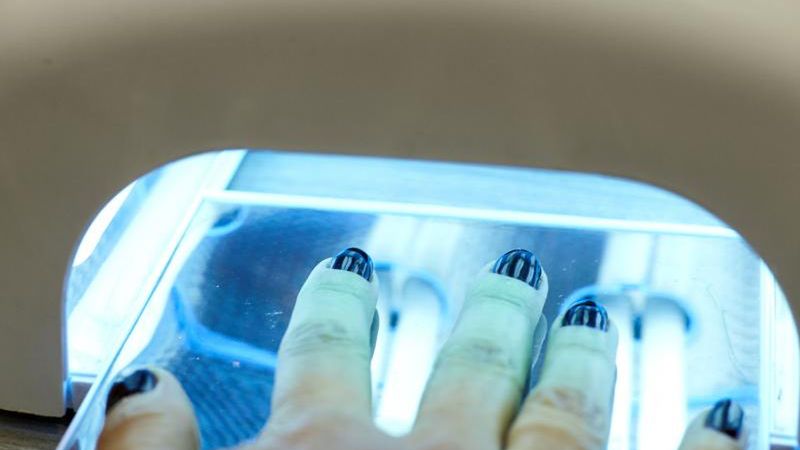 Nietypowy czarny pasek na paznokciu może być objawem czerniaka