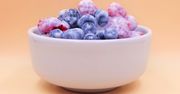 Wymieszaj z borówkami i malinami. Będą wyglądać bajecznie, a smakować jeszcze lepiej