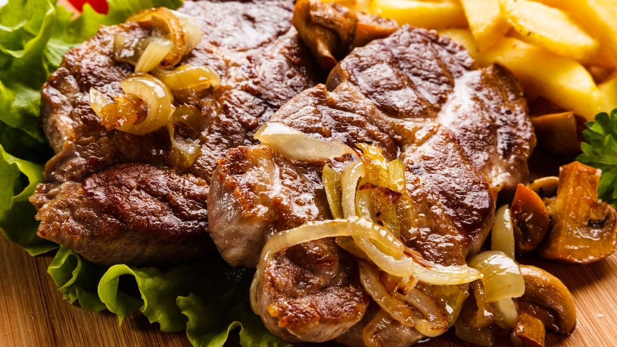 Pieczona karkówka z karmelizowaną cebulą i pieczarkami